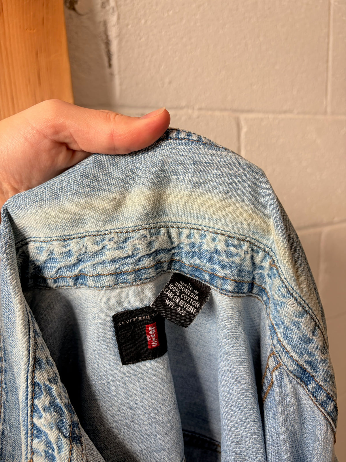 Levi’s Denim Button Down : L