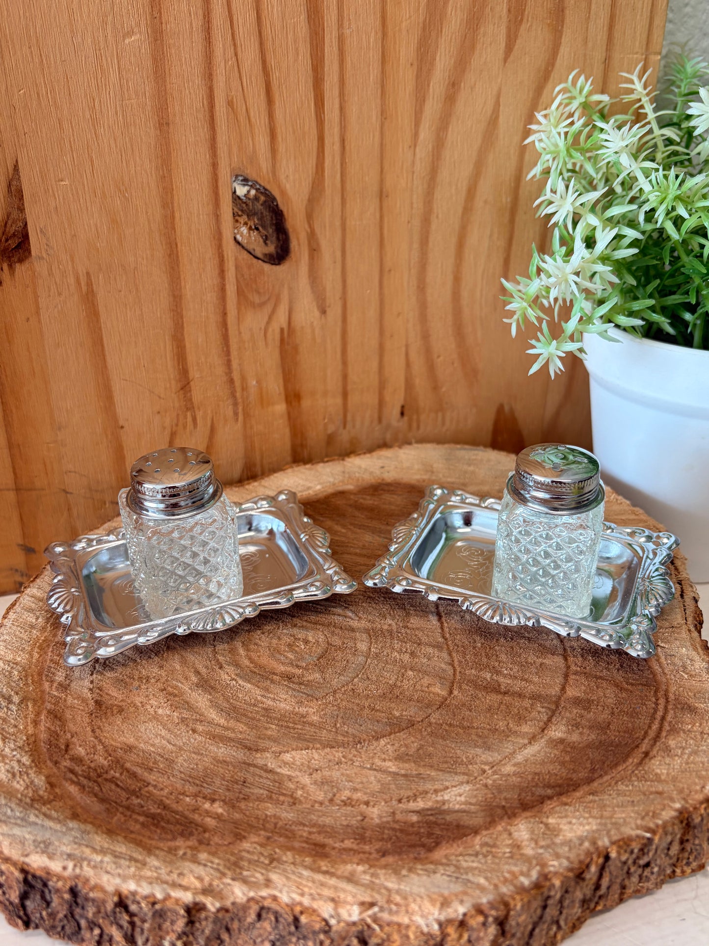 Vtg Little Salt & Pepper Shaker Set