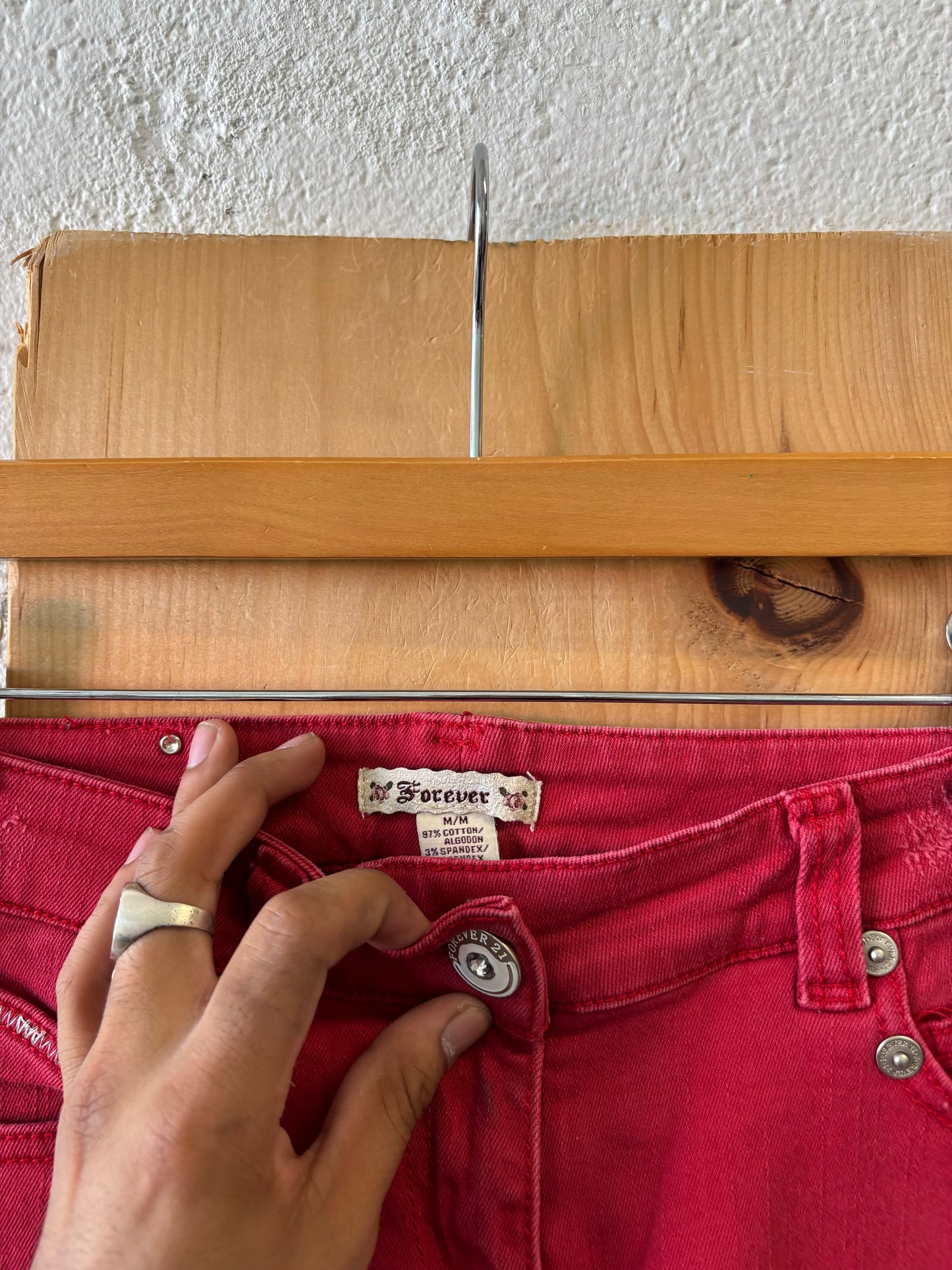 Red Low-Rise Capris : M