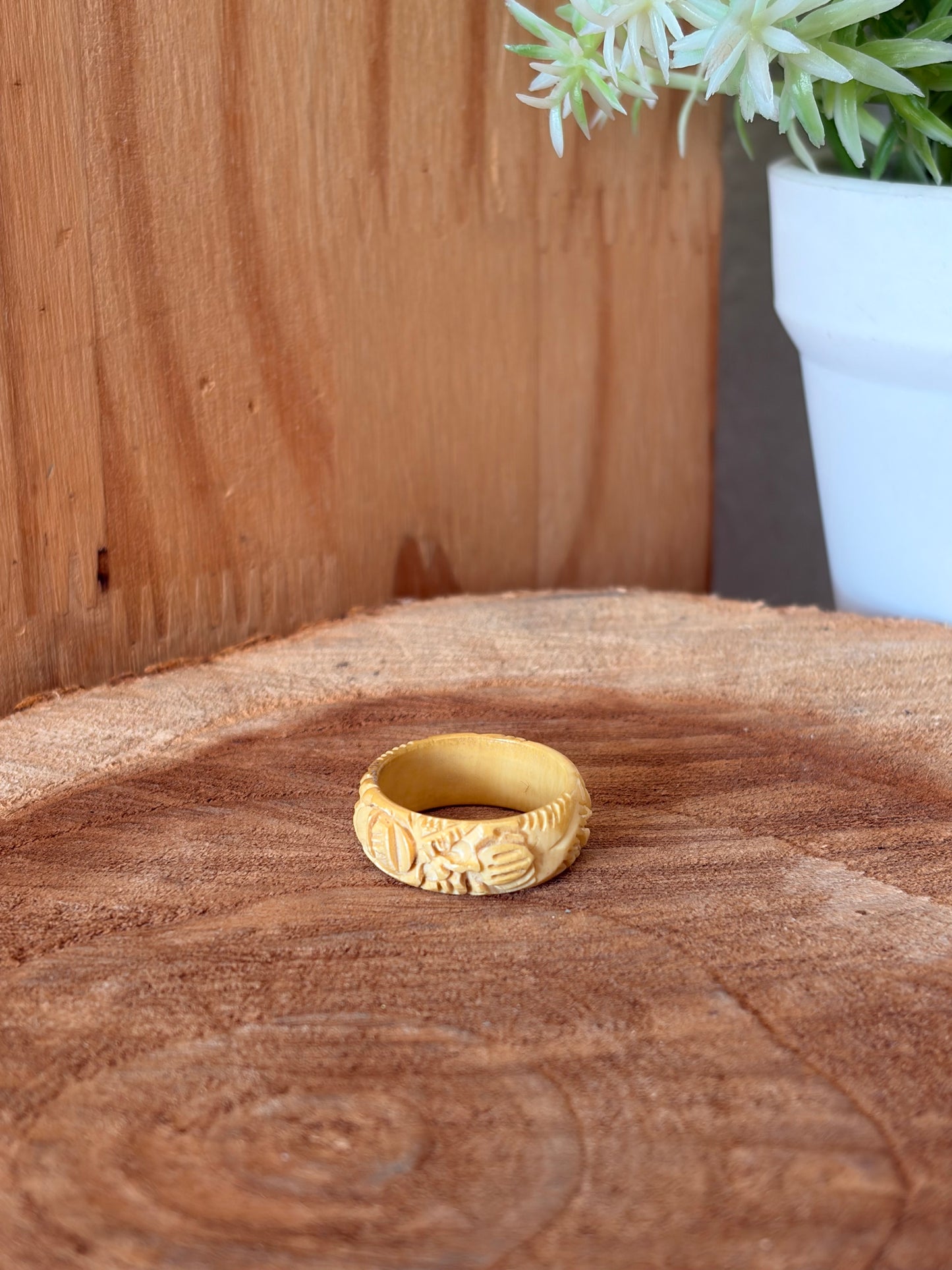 Vtg Carved Ring : Size 6.5