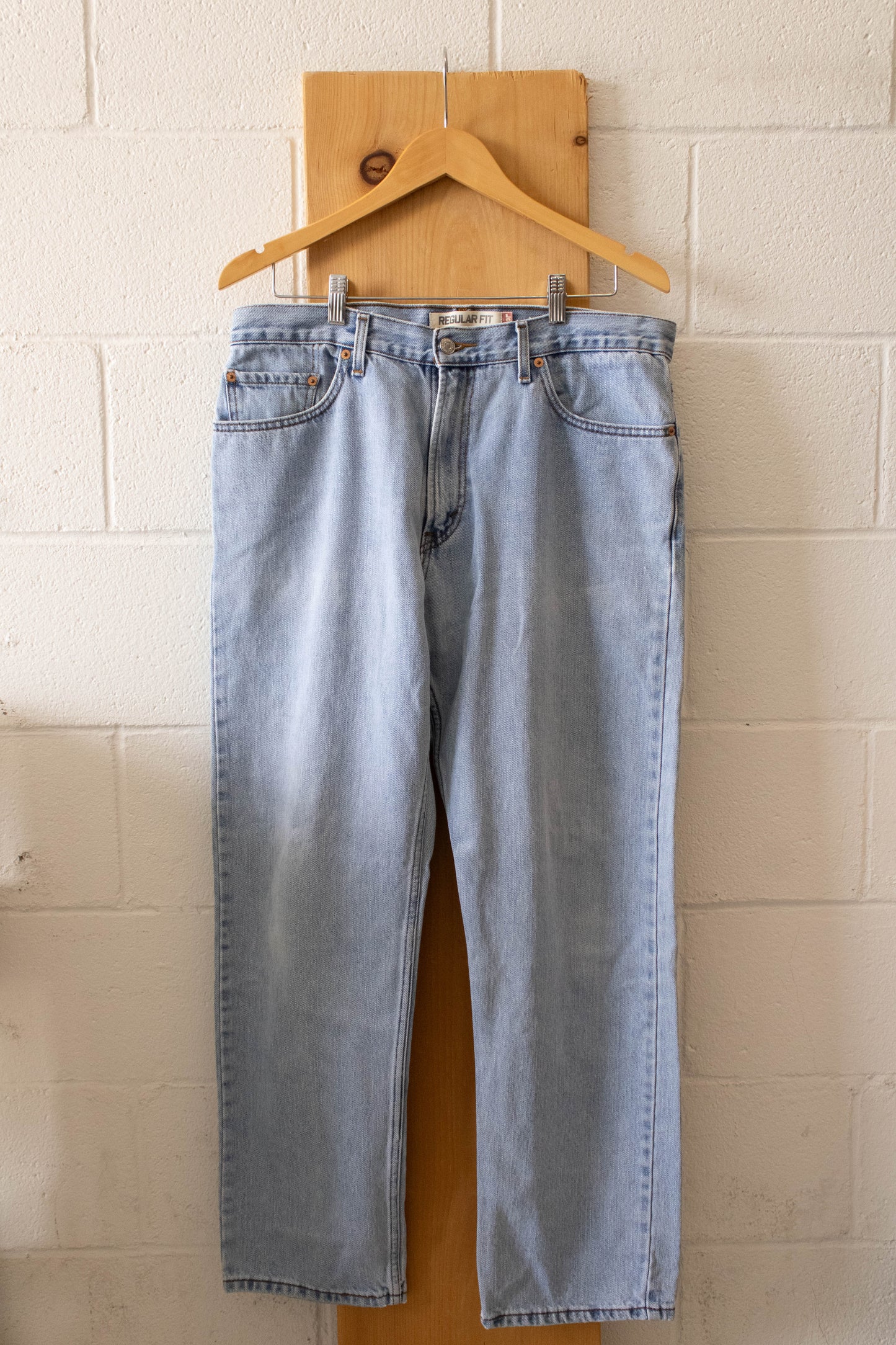 Levi’s 505 Light Wash Jeans : 36