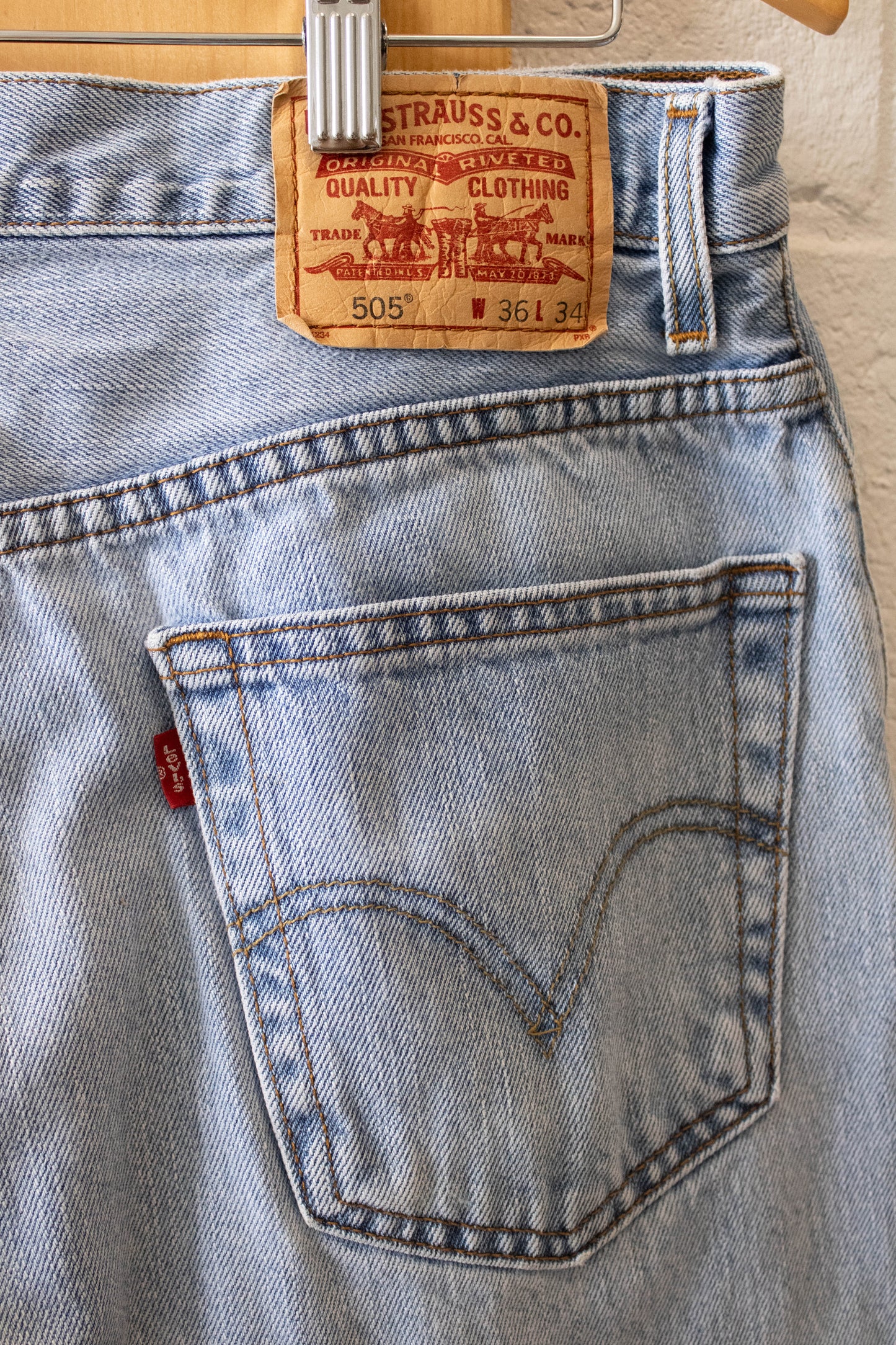 Levi’s 505 Light Wash Jeans : 36