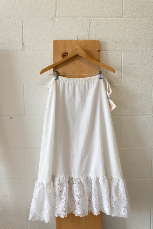 Vtg White and Lace Skirt : 42