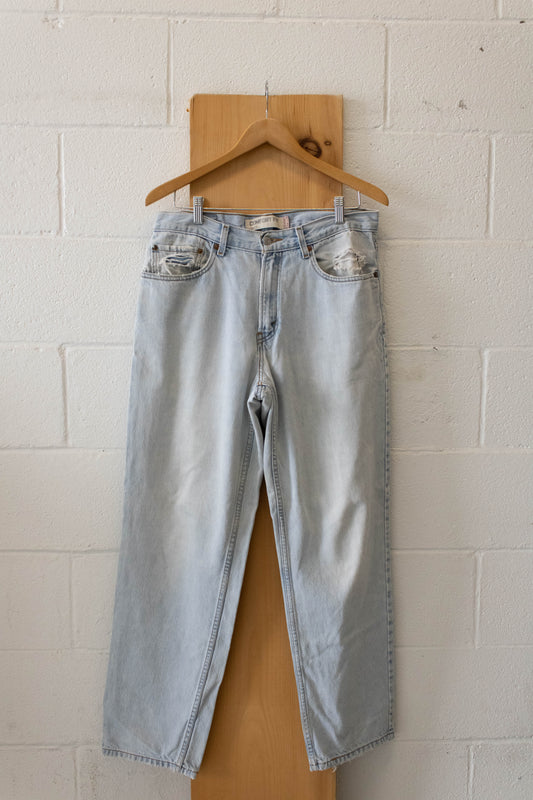 Light Wash Levi’s 560s : 32