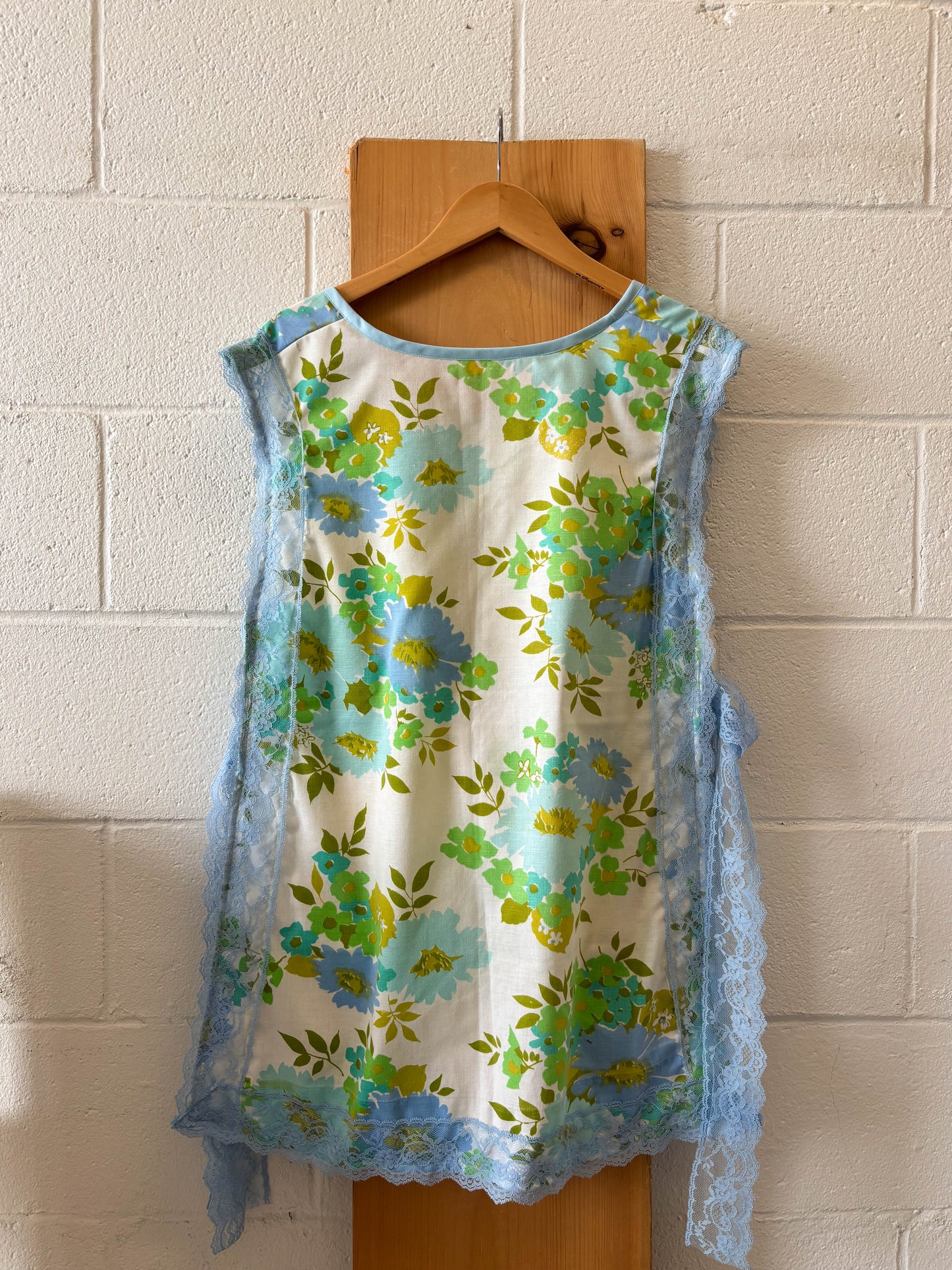 WHSE479 Original Blue Floral Apron