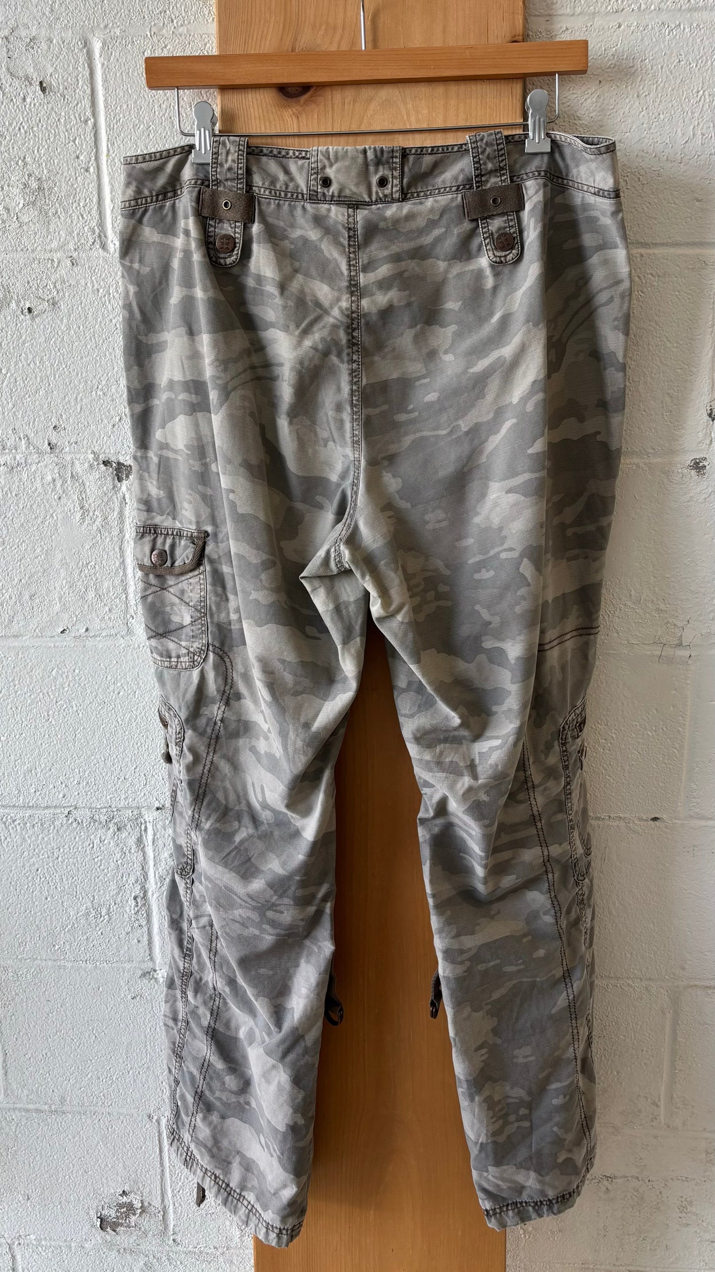 Camo Cargo Pants : 18