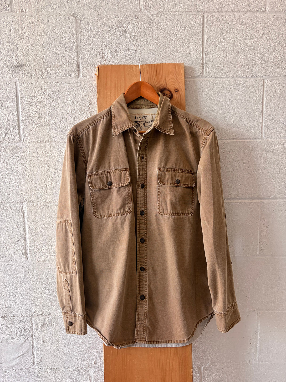 Levi’s Khaki Button Down : M