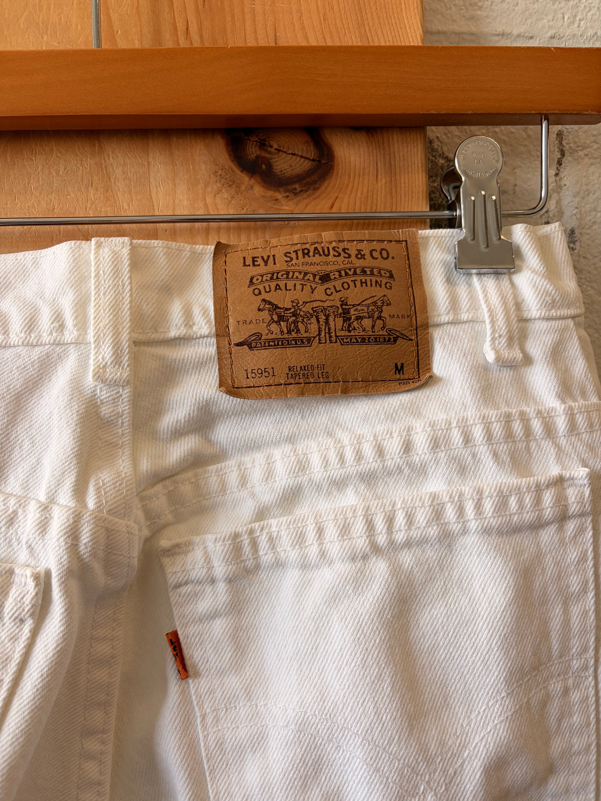 ‘98 White Orange Tab Levi’s : 10 Med