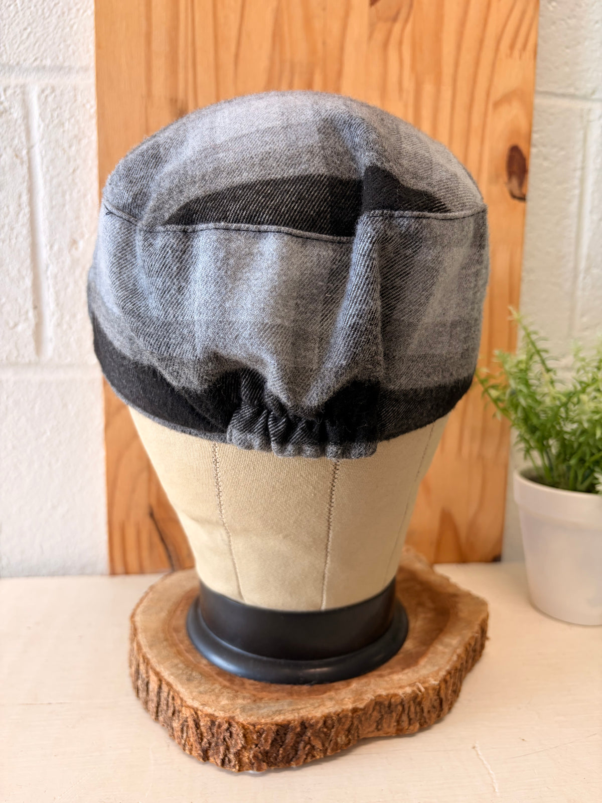 Black & Gray Plaid Newsboy Cap : OS