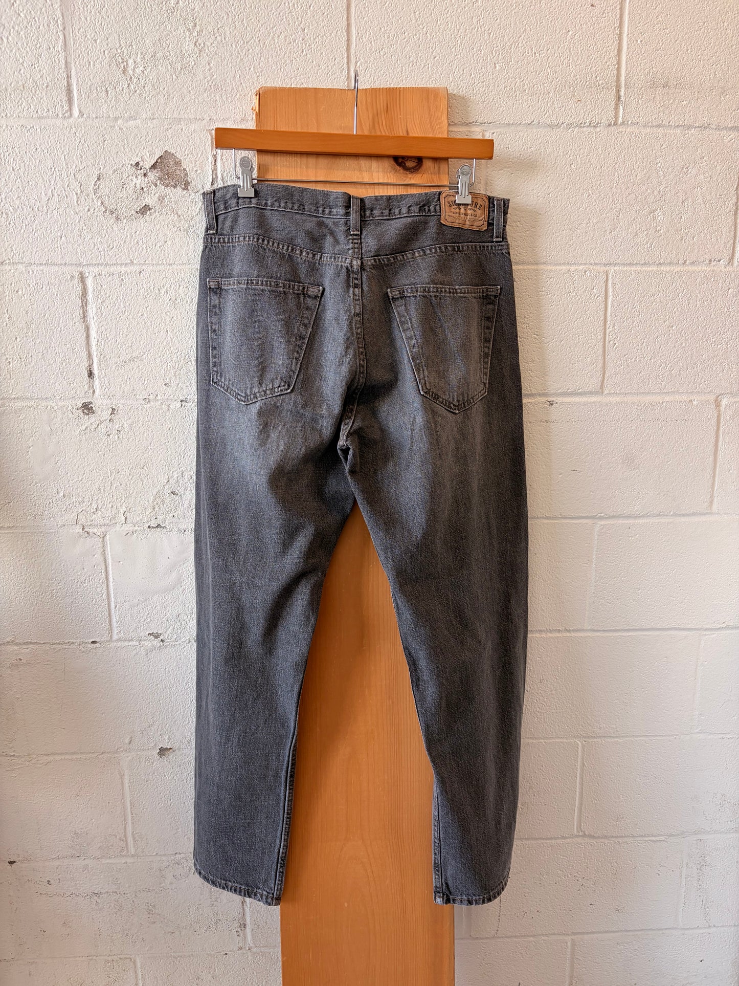 Charcoal Gray Loose Fit Levi’s : 36x32