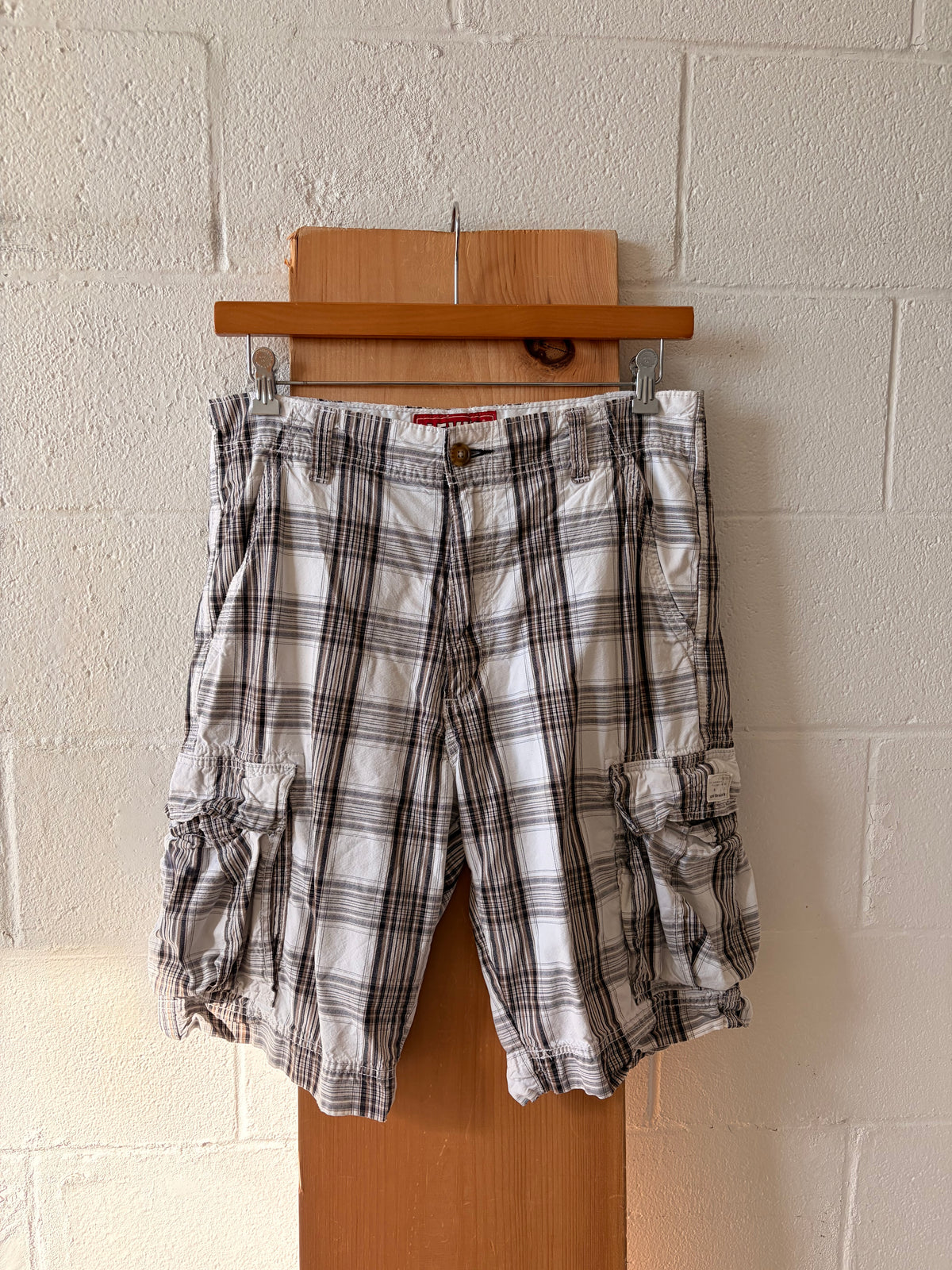 Plaid Levi’s Cargo Shorts : 34