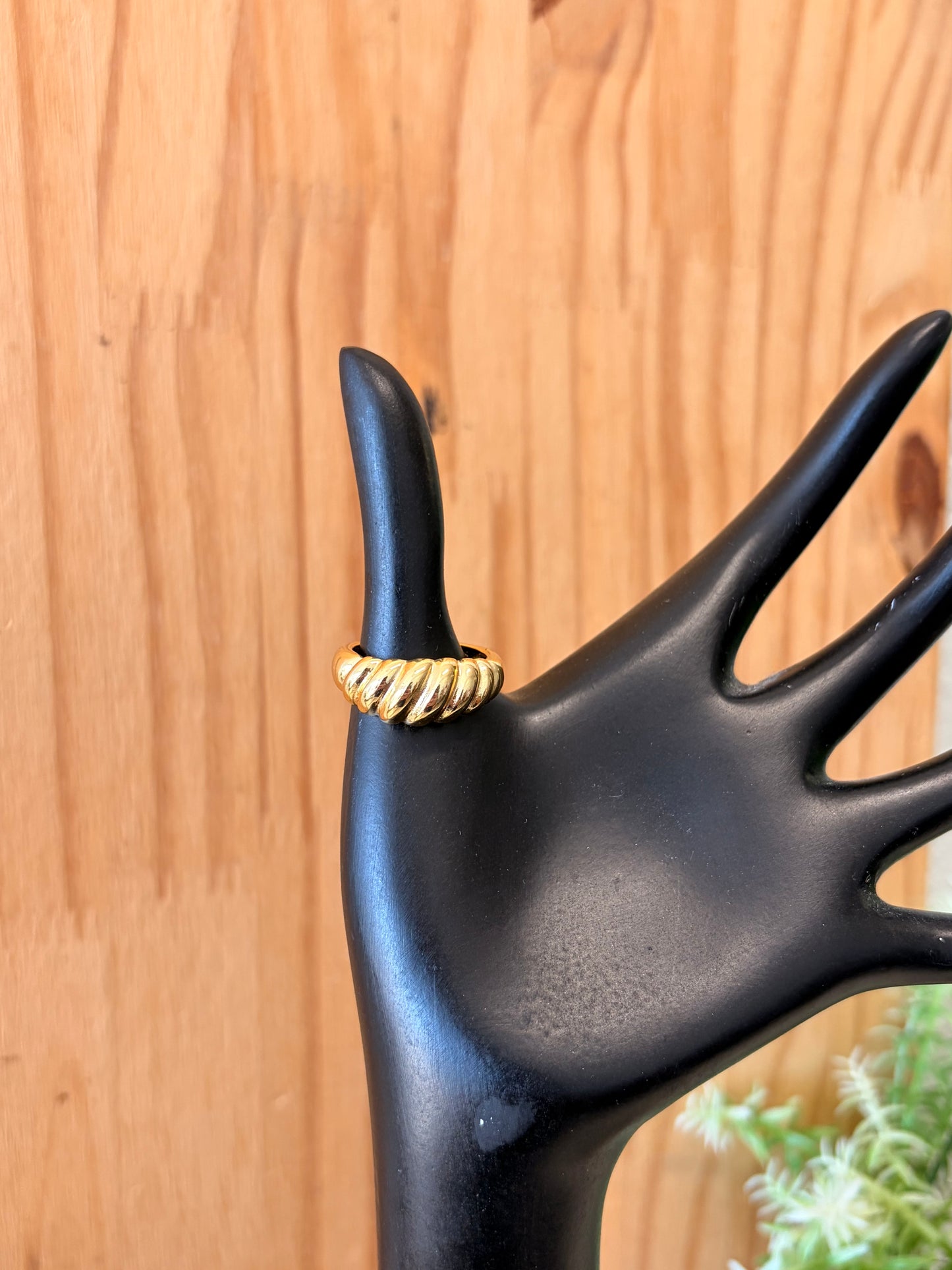 925 Gold Tone Ribbed Ring : Size 8