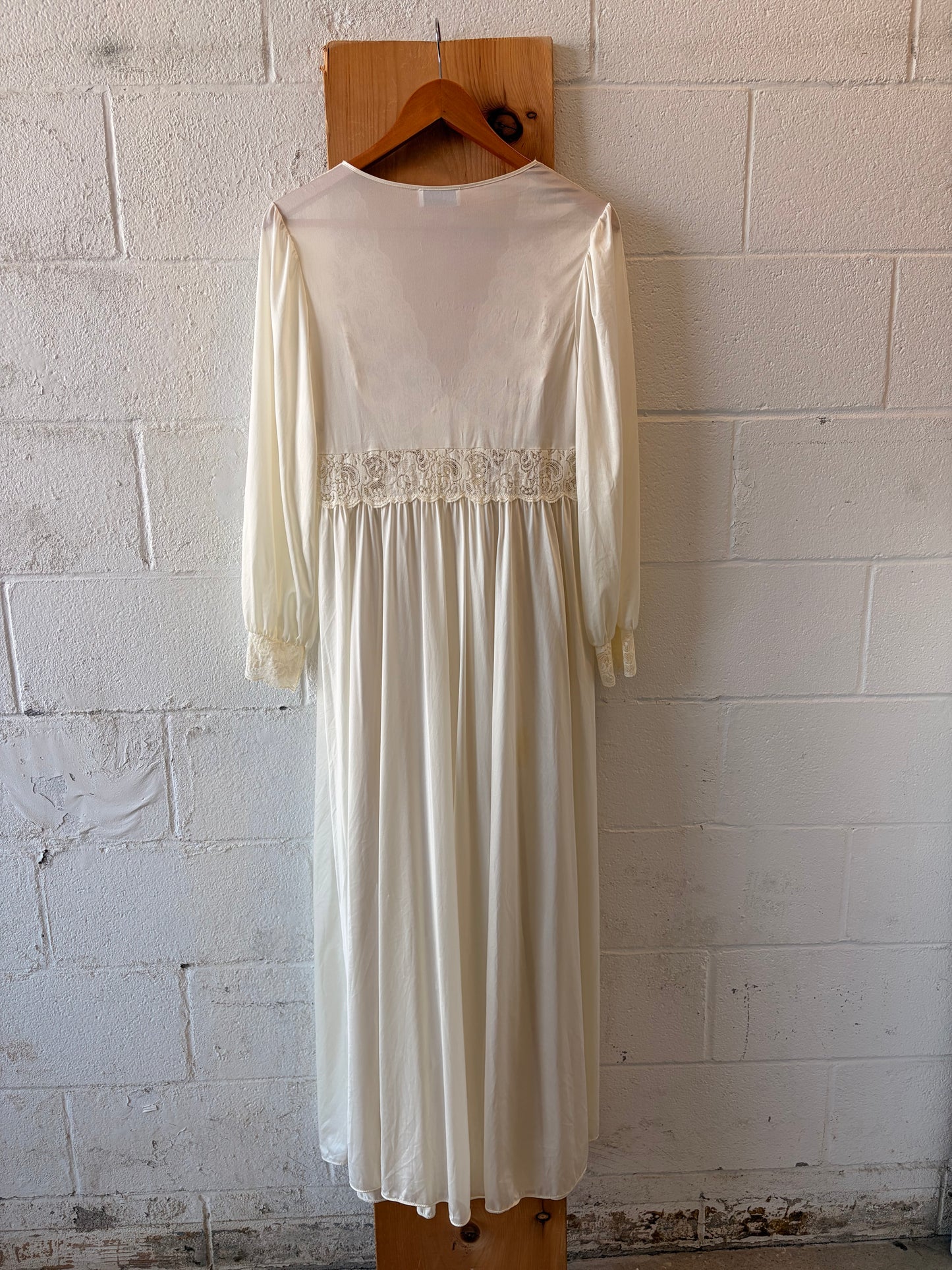Long Ivory Lace Robe : S/M