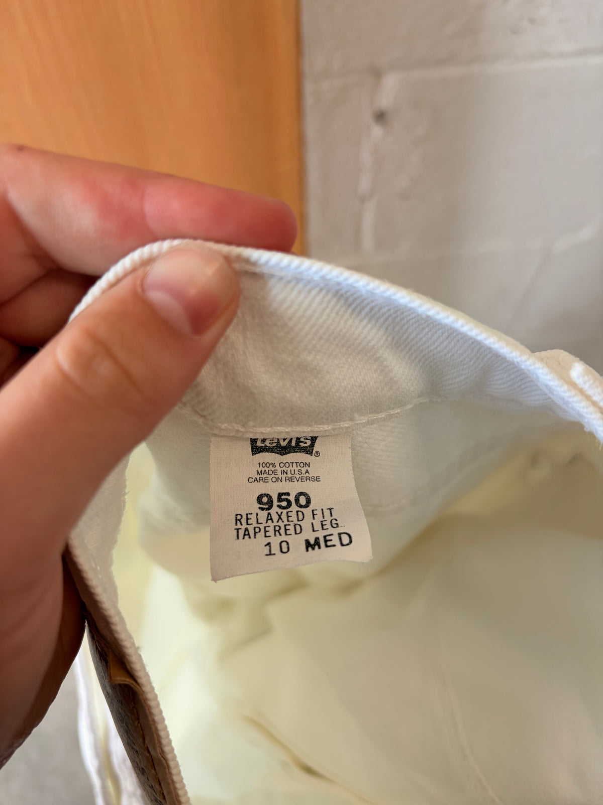 ‘98 White Orange Tab Levi’s : 10 Med