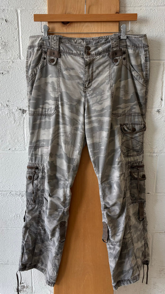 Camo Cargo Pants : 18