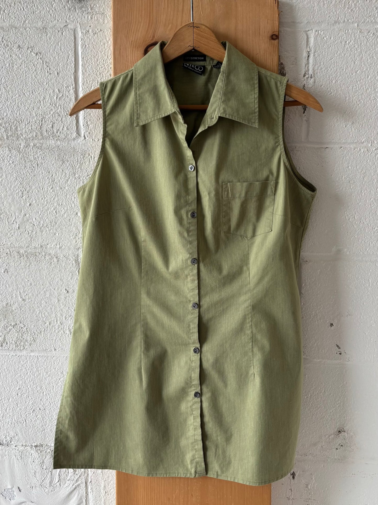 Sleeveless Button Up Top : M