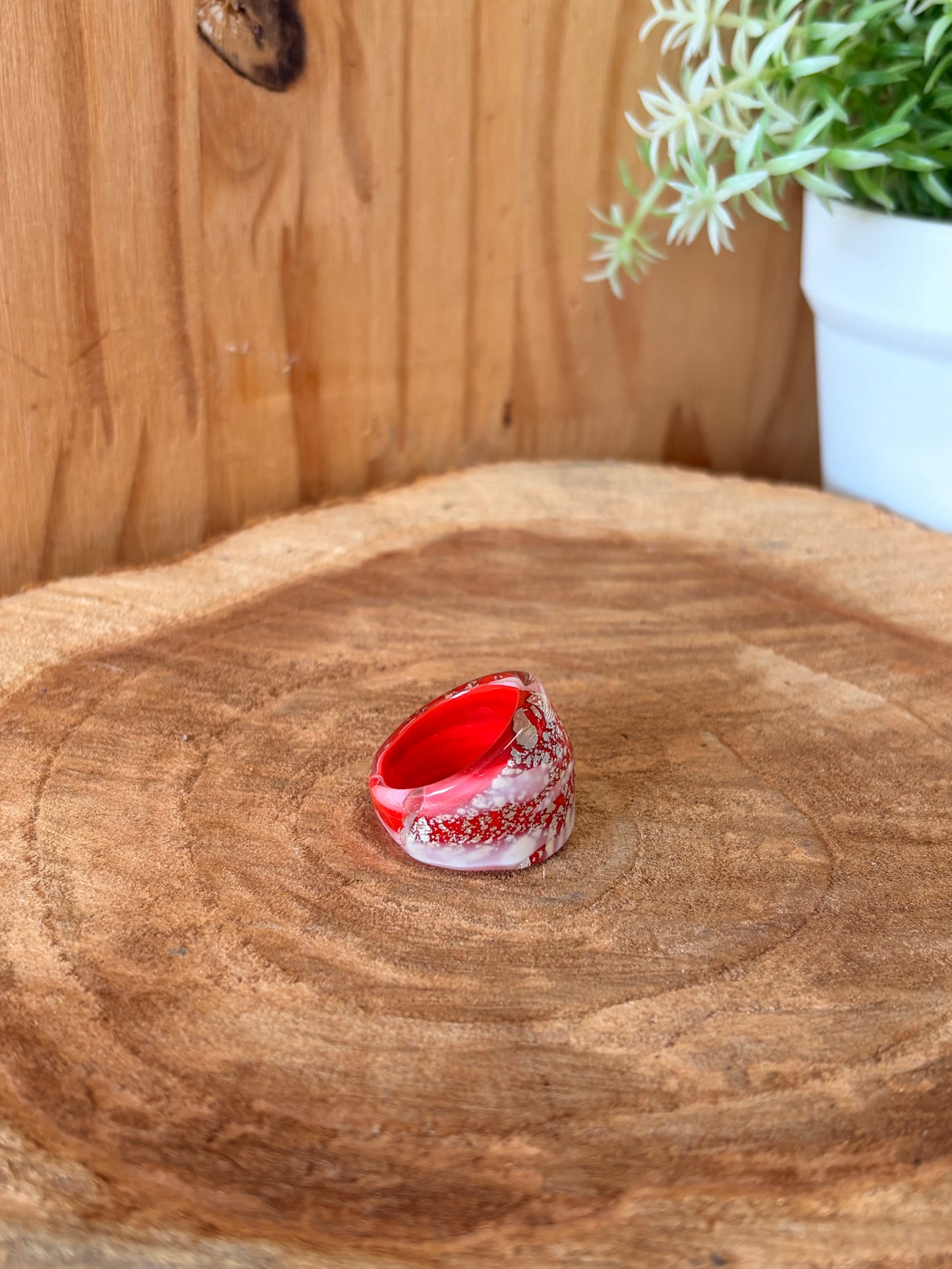 Red & Silver Flaked Glass Ring : Size 6