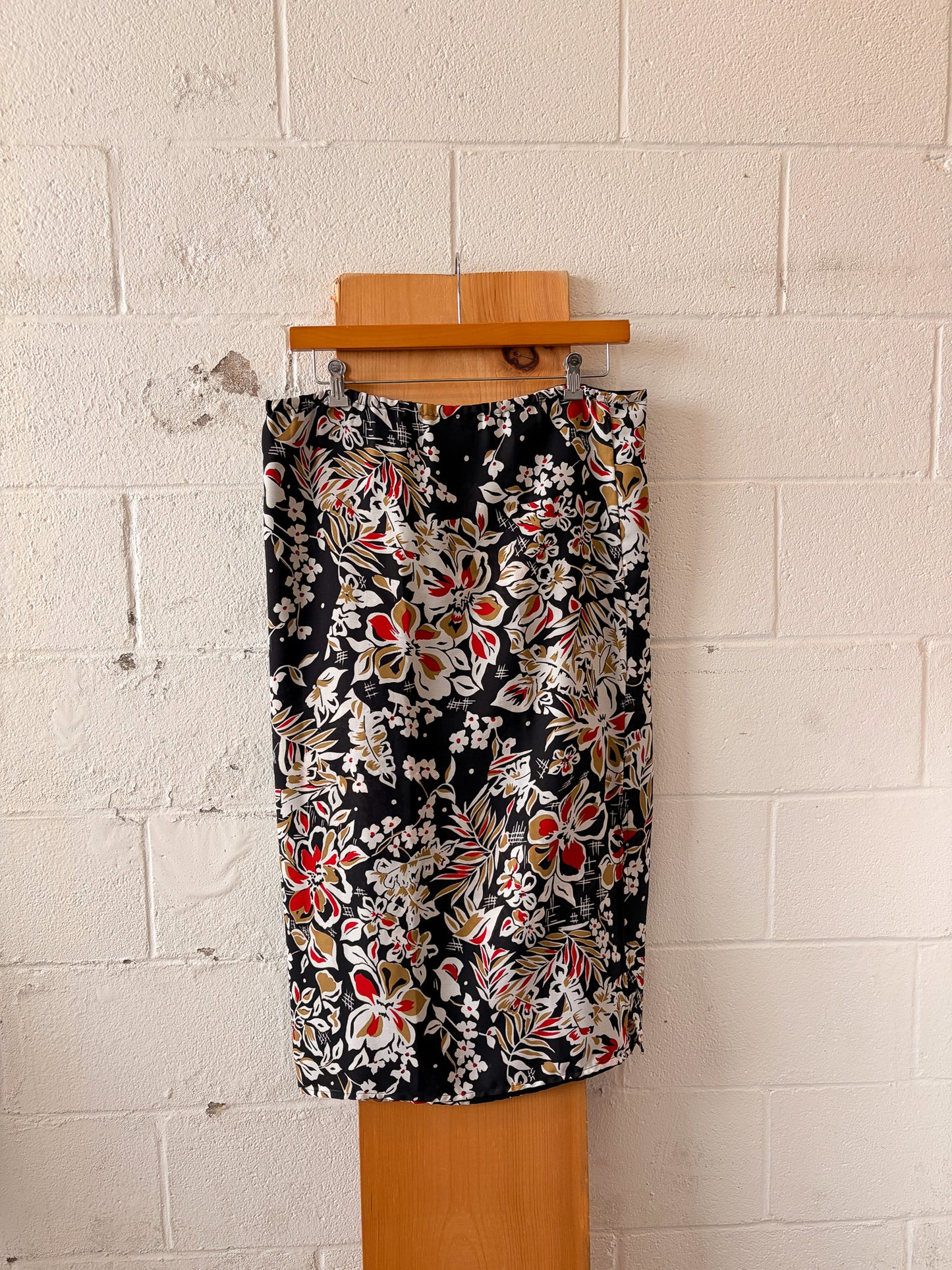 Reversible Black & Red Floral Skirt : 40"W