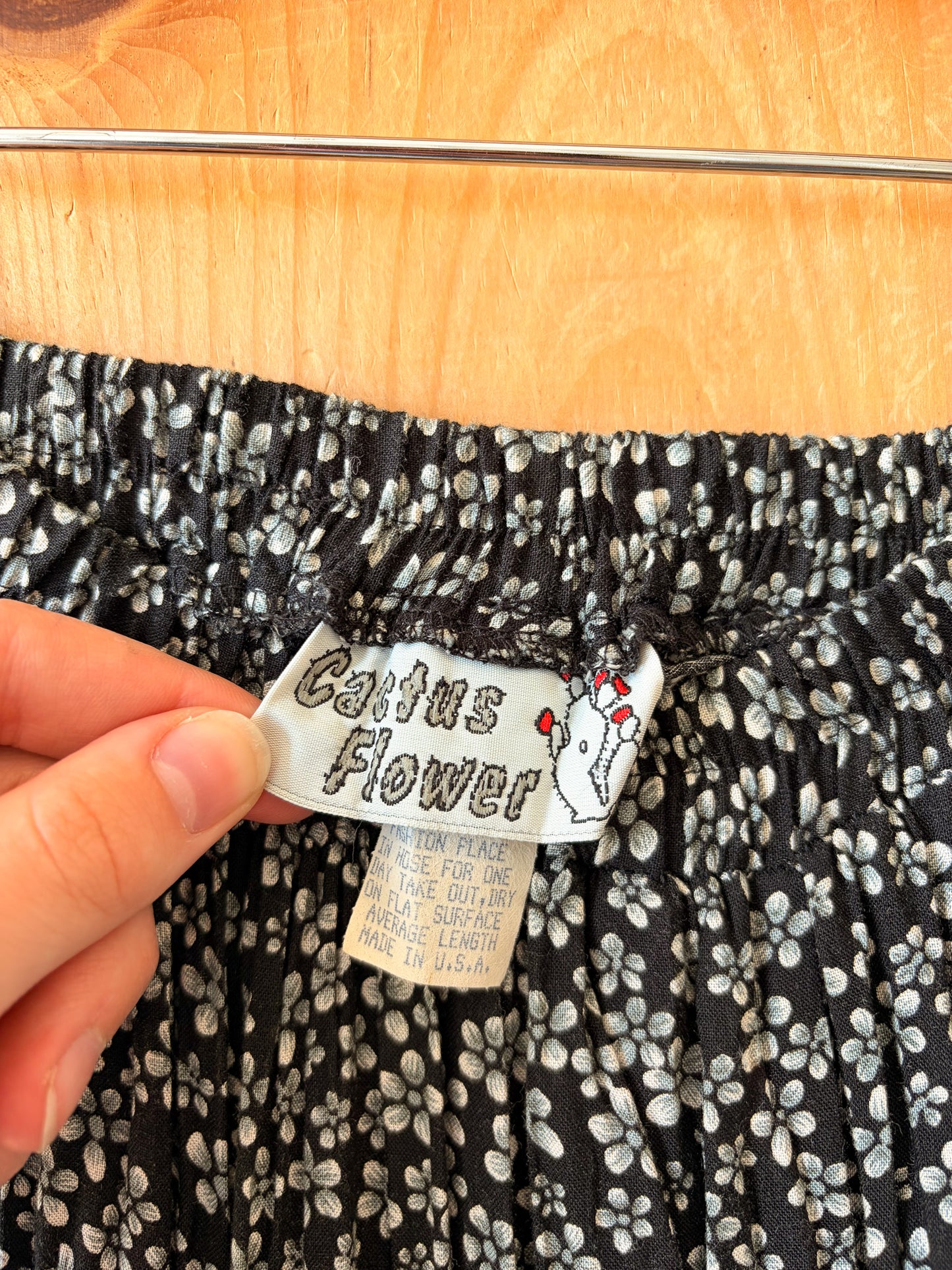 Vtg Red & Black Floral Maxi Skirt : 26"W