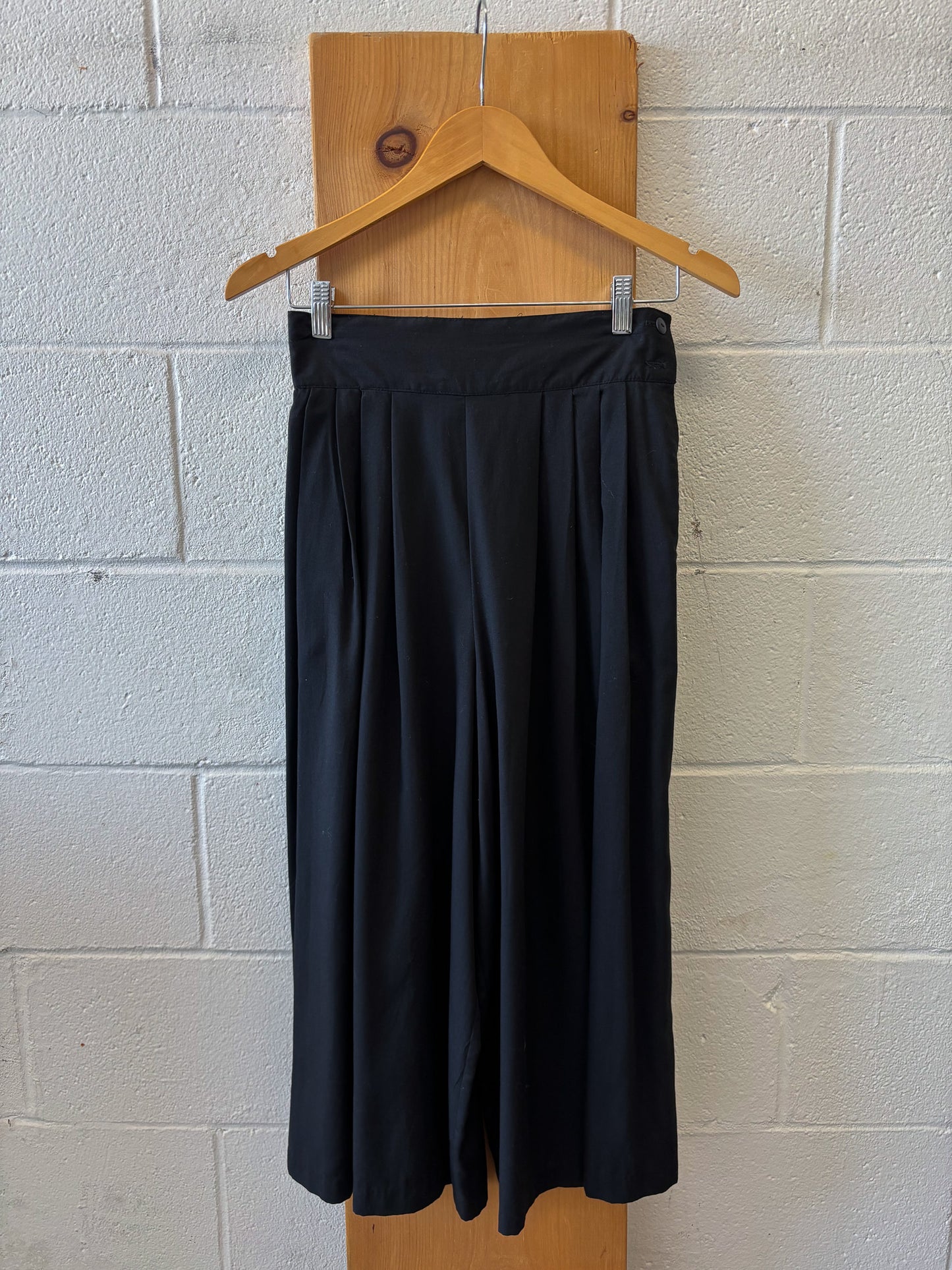 Vtg Black Flowy Capri Pants: 6