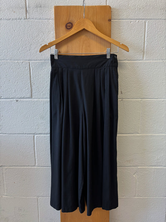 Vtg Black Flowy Capri Pants: 6