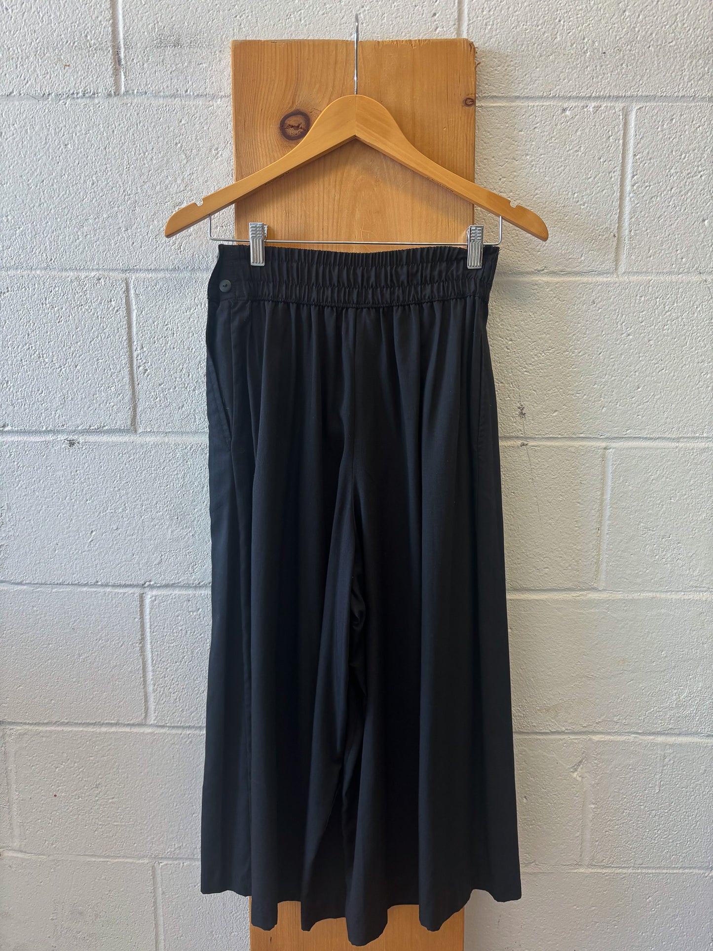Vtg Black Flowy Capri Pants: 6