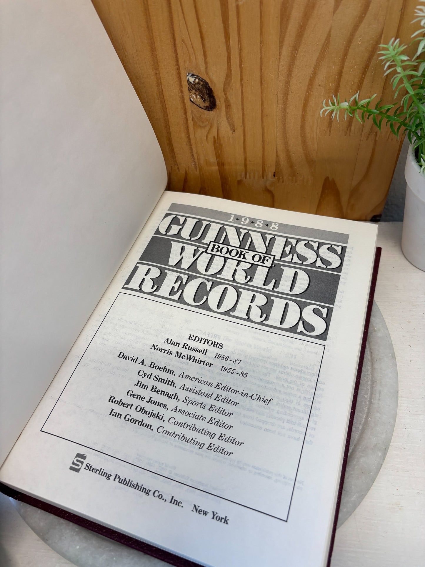 1988 Guinness Book of World Records (Local Pick Up Only)