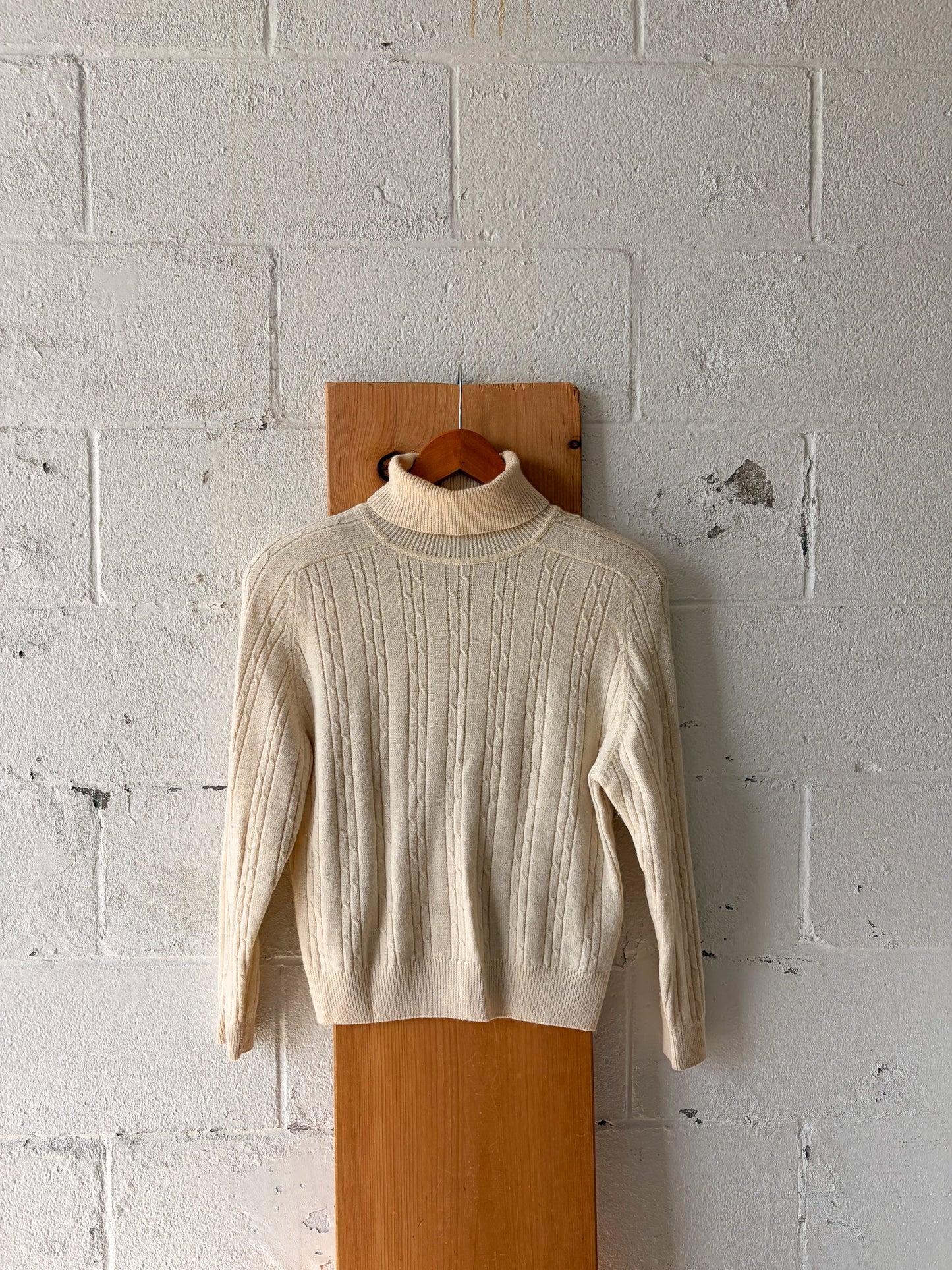 Cream Turtleneck Sweater : S