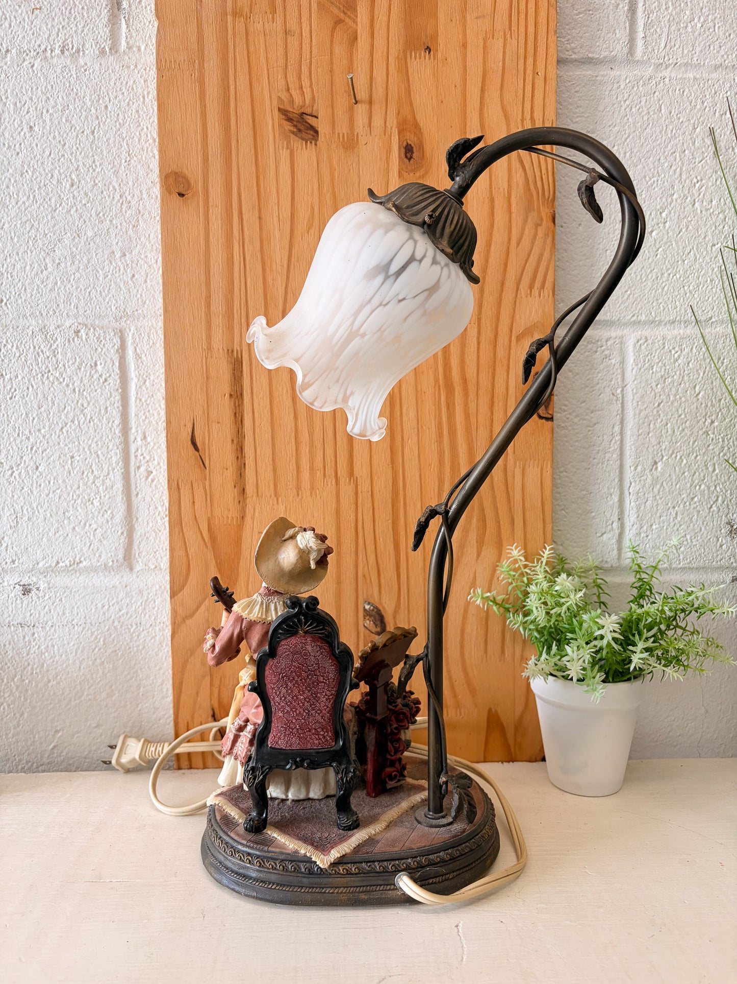 Vtg Montefiori Collection Victorian Tulip Lamp (Local Pick Up Only) (Tested & Works!)