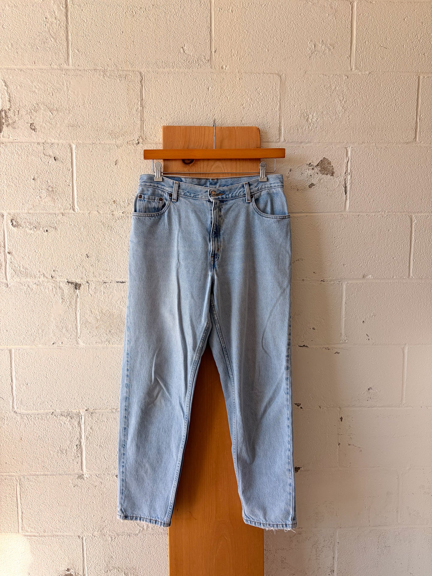 Vtg Light Wash Levi 550s : 32” W