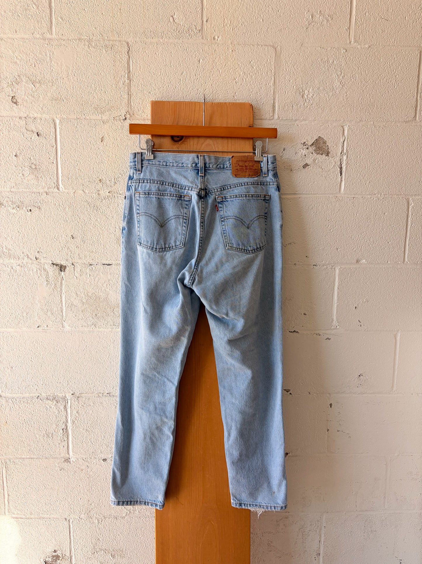 Vtg Light Wash Levi 550s : 32” W