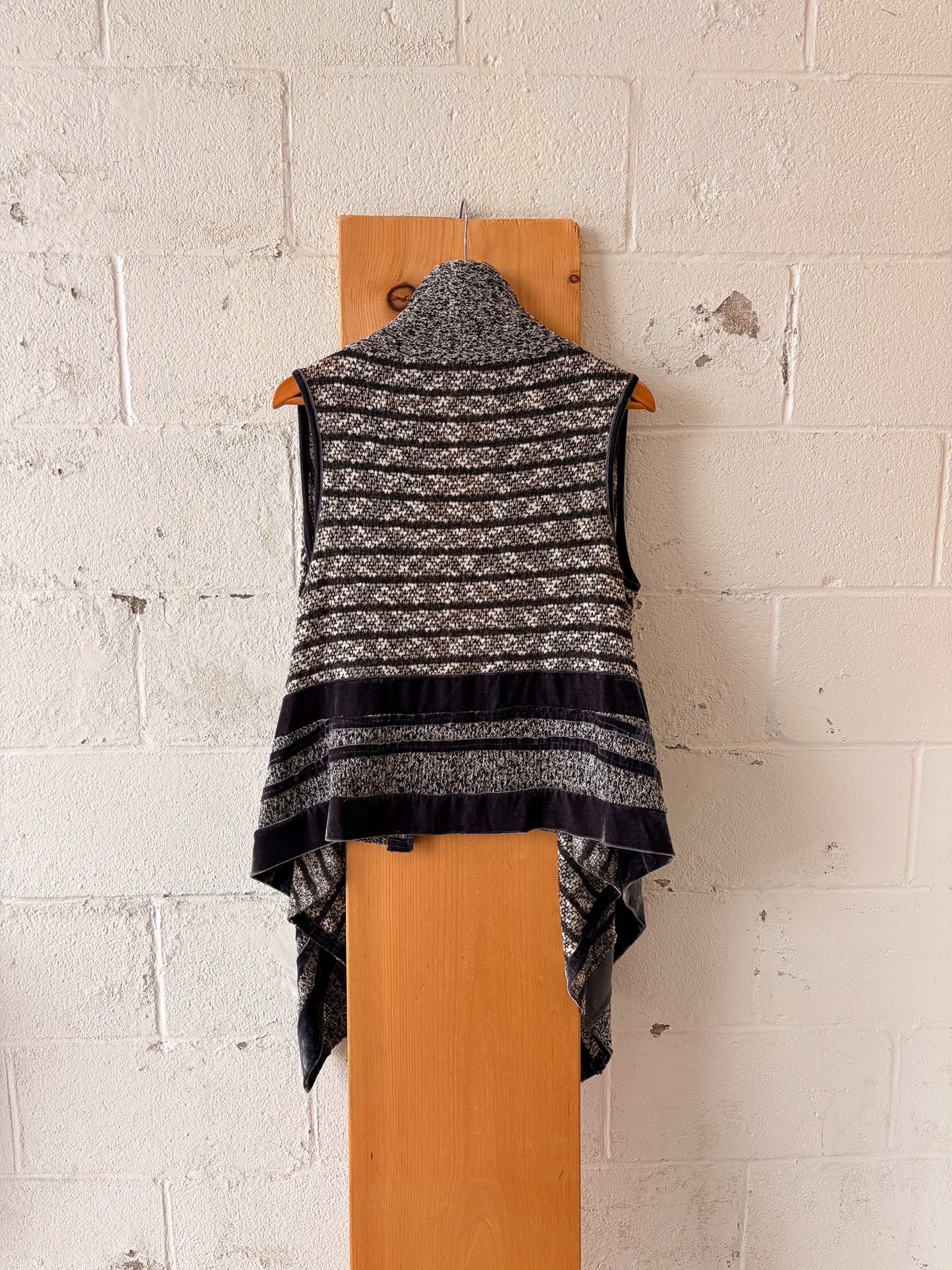 Asymmetrical Sleeveless Button Cardigan : M