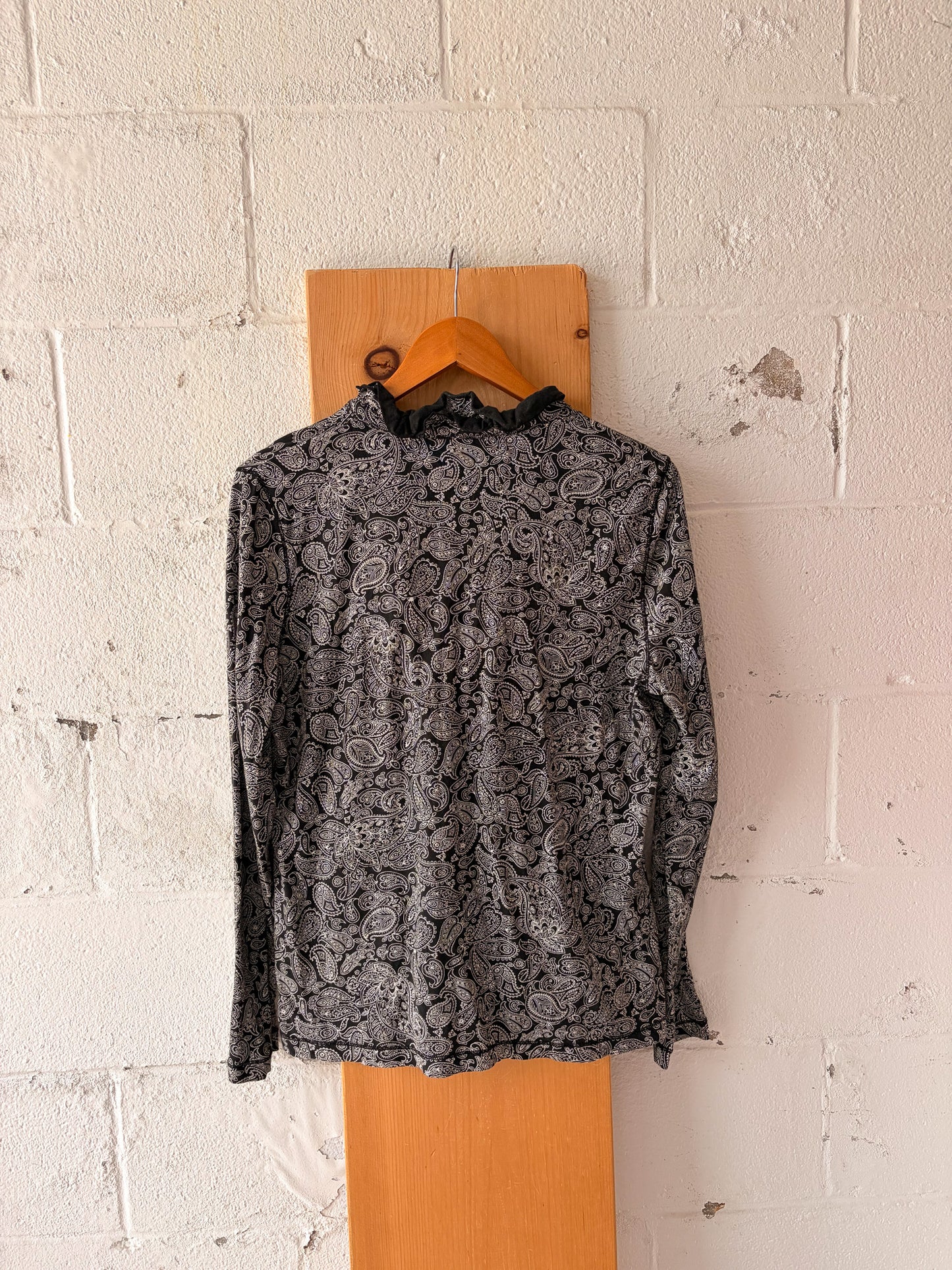 Black & White Ruffled Paisley Top : L