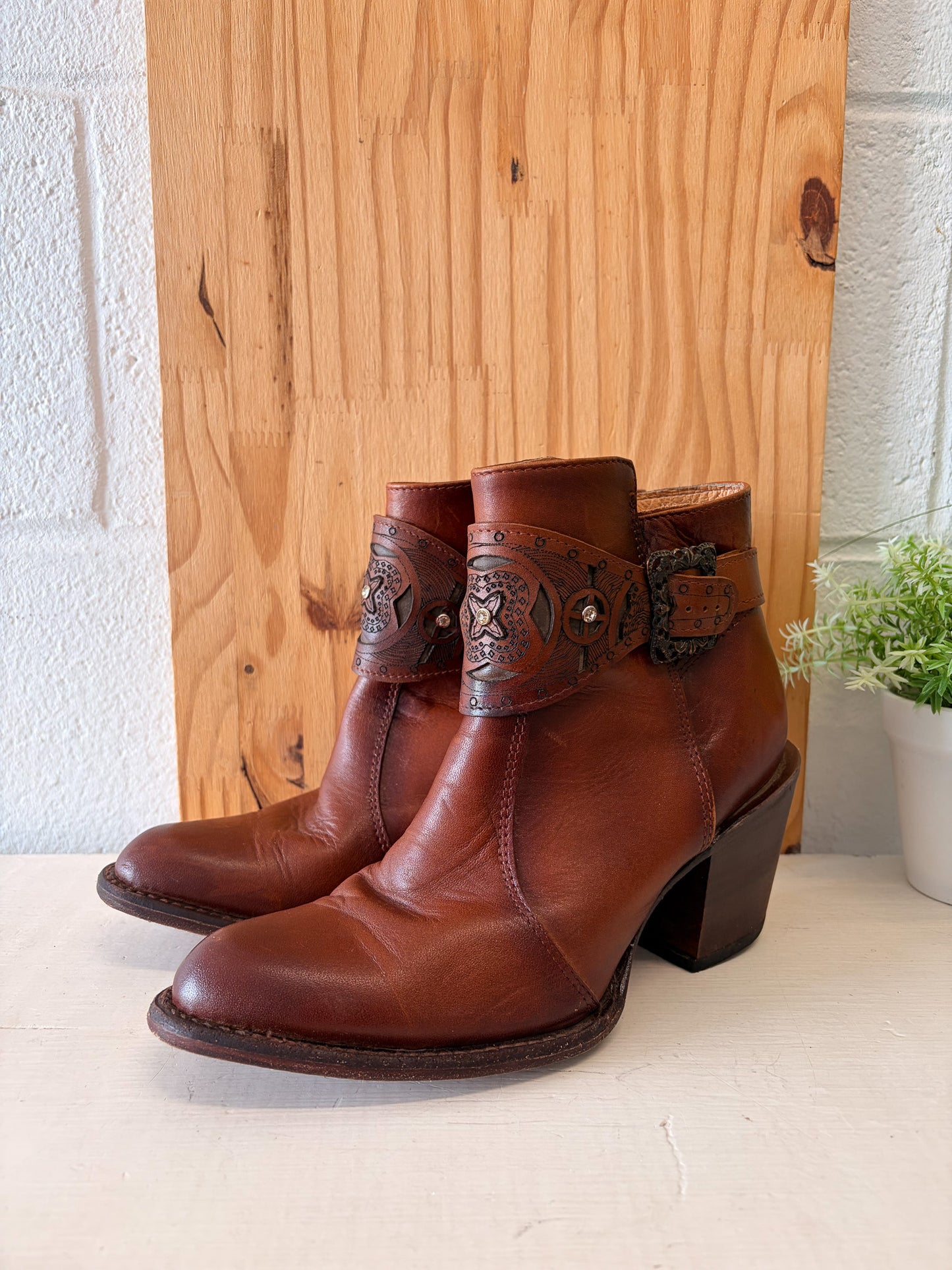 Vtg Brown Leather Ankle Boots : 9.5W / 8.5M (Local Pick Up Only)