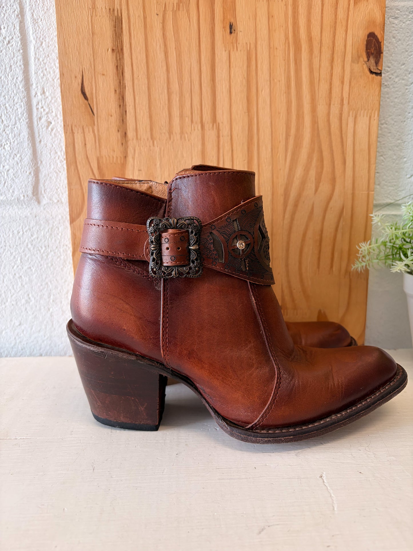Vtg Brown Leather Ankle Boots : 9.5W / 8.5M (Local Pick Up Only)