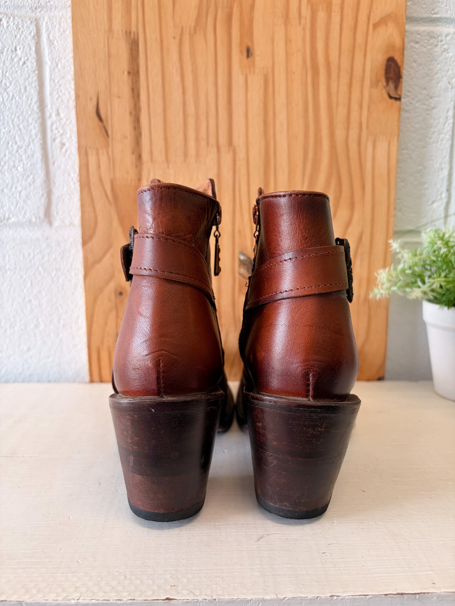 Vtg Brown Leather Ankle Boots : 9.5W / 8.5M (Local Pick Up Only)