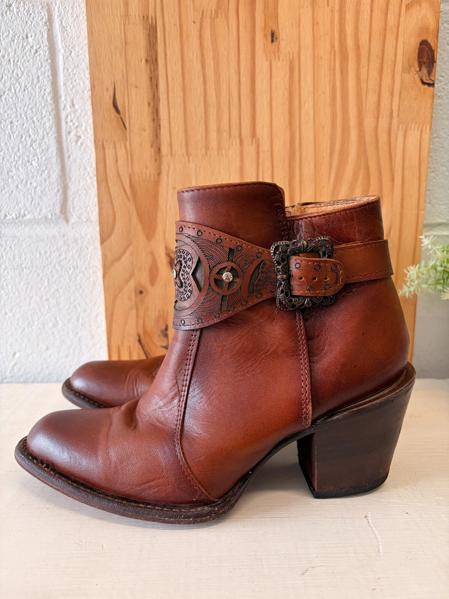 Vtg Brown Leather Ankle Boots : 9.5W / 8.5M (Local Pick Up Only)