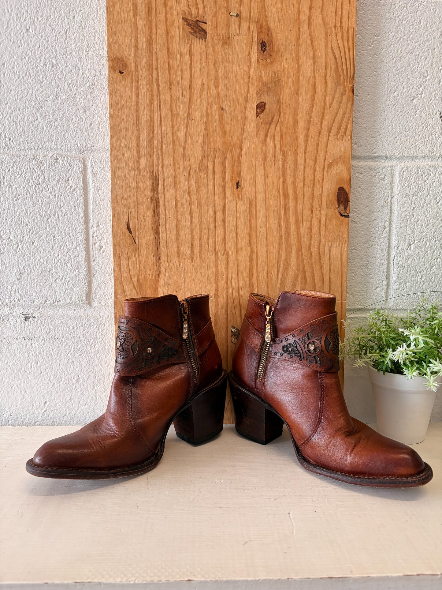 Vtg Brown Leather Ankle Boots : 9.5W / 8.5M (Local Pick Up Only)