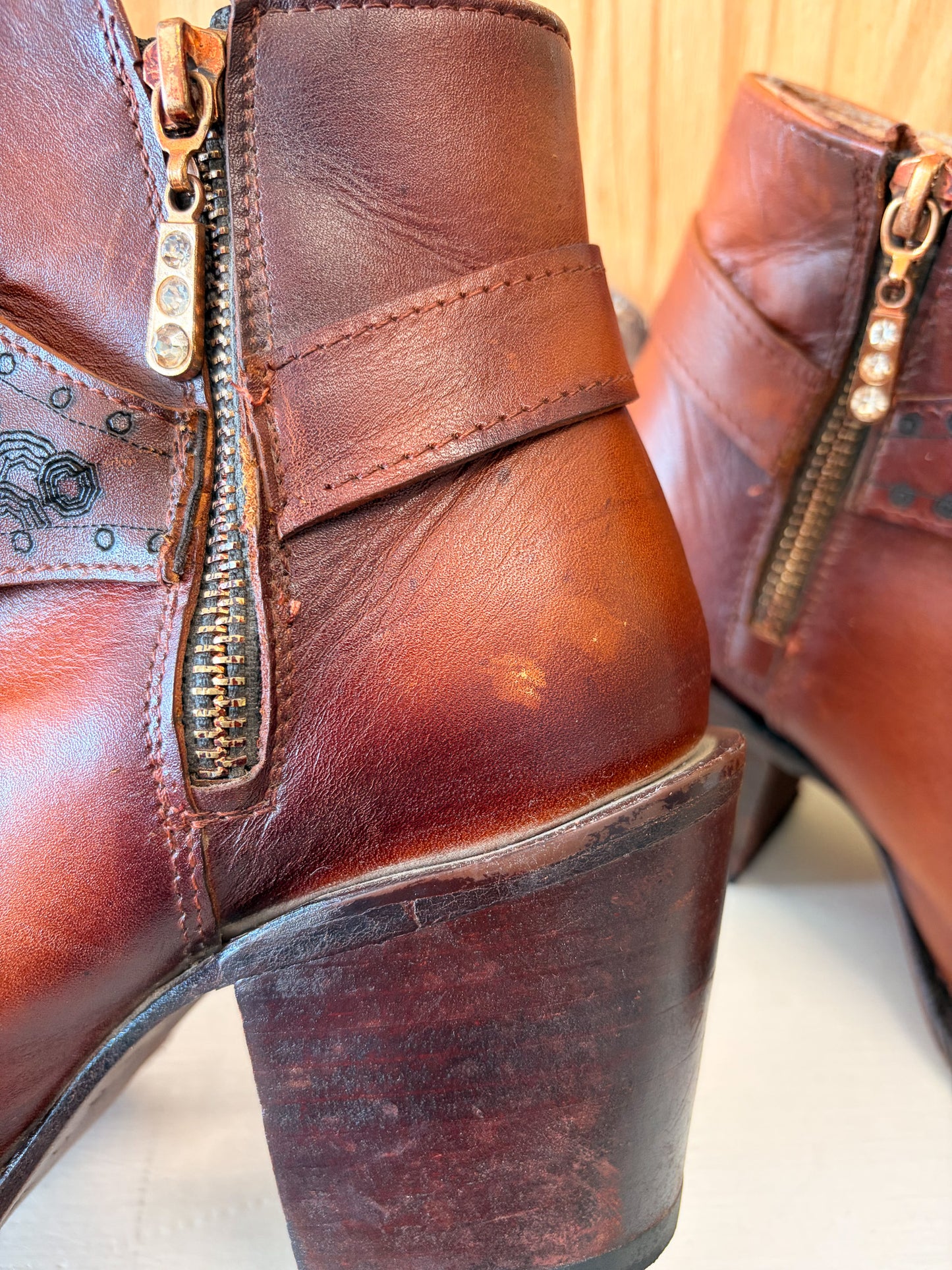 Vtg Brown Leather Ankle Boots : 9.5W / 8.5M (Local Pick Up Only)