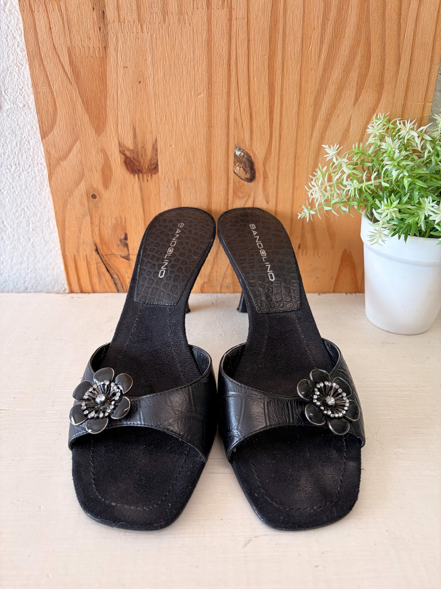 Black Daisy Kitten Heels : Size 8.5