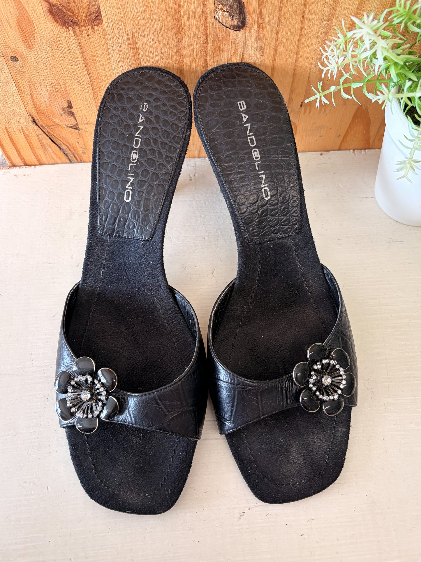 Black Daisy Kitten Heels : Size 8.5