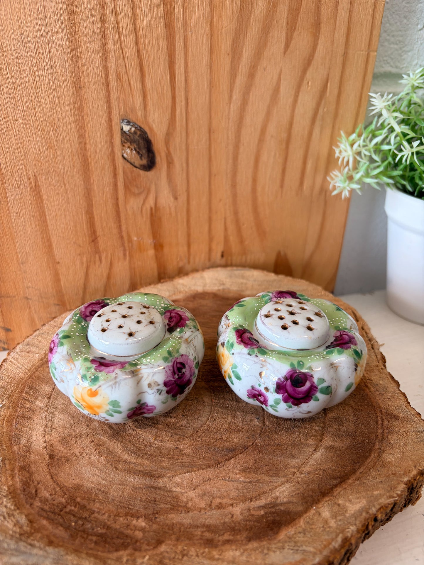 Vtg Floral Salt & Pepper Shakers (Local Pick Up Only)