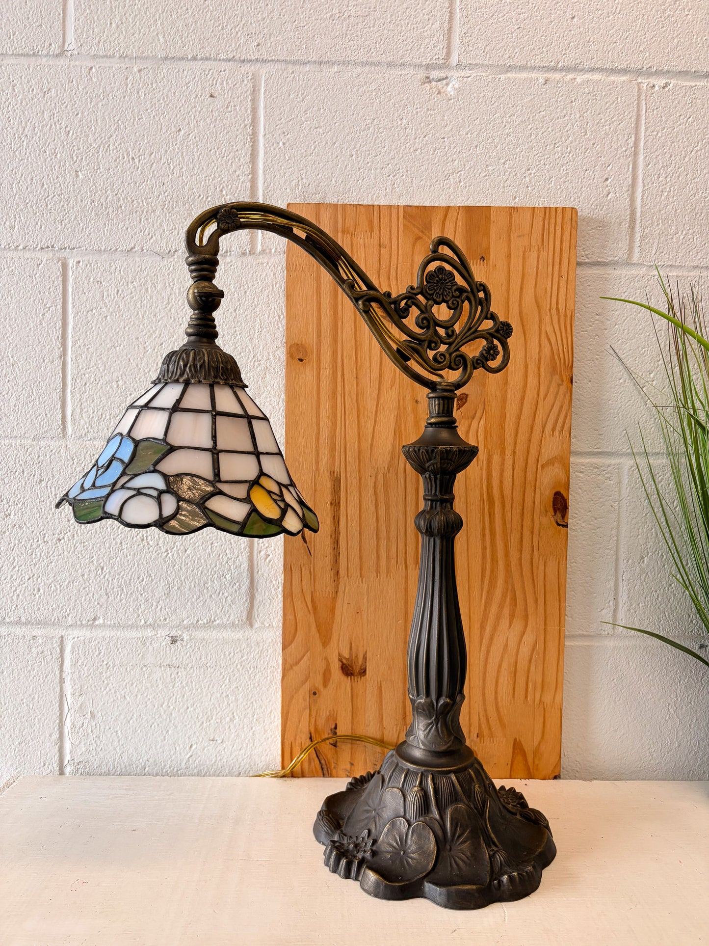 Tiffany Style Daffodil Stained Glass Bridge Arm Lamp (Tested & Works!) (Local Pick Up Only)