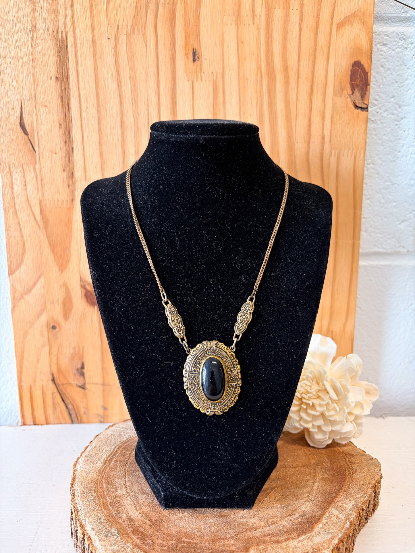 Vtg Ornate Black & Gold Tone Necklace