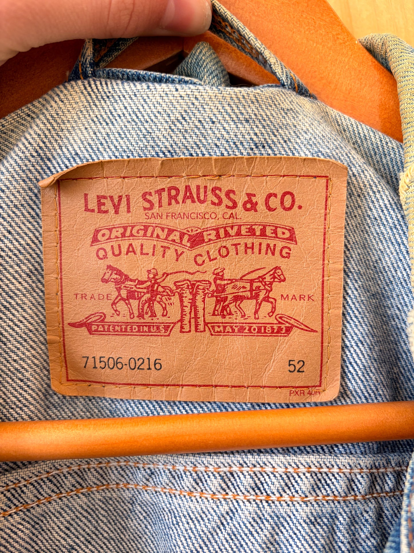 Distressed Levi's Denim Trucker Jacket : 52