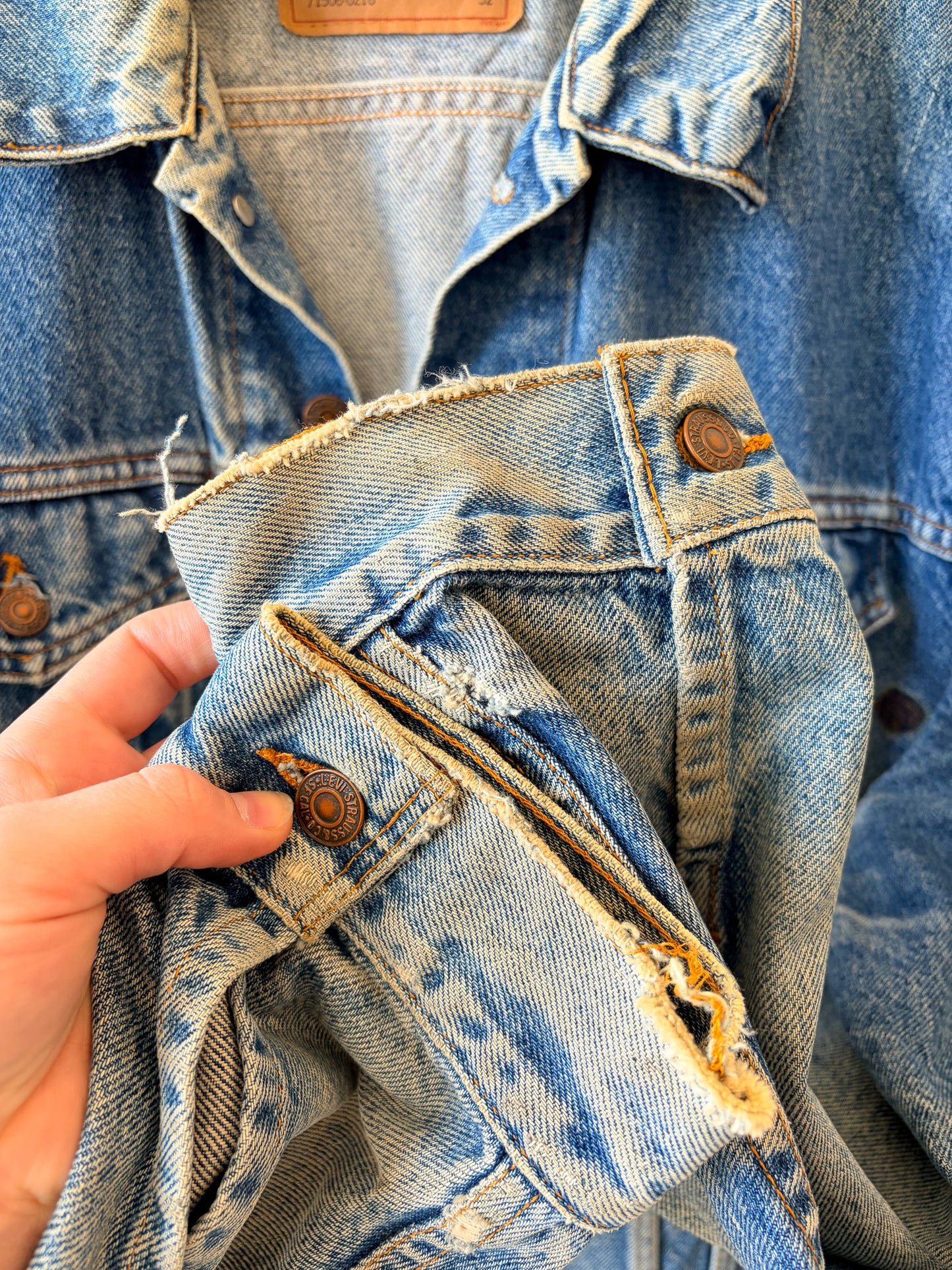Distressed Levi's Denim Trucker Jacket : 52