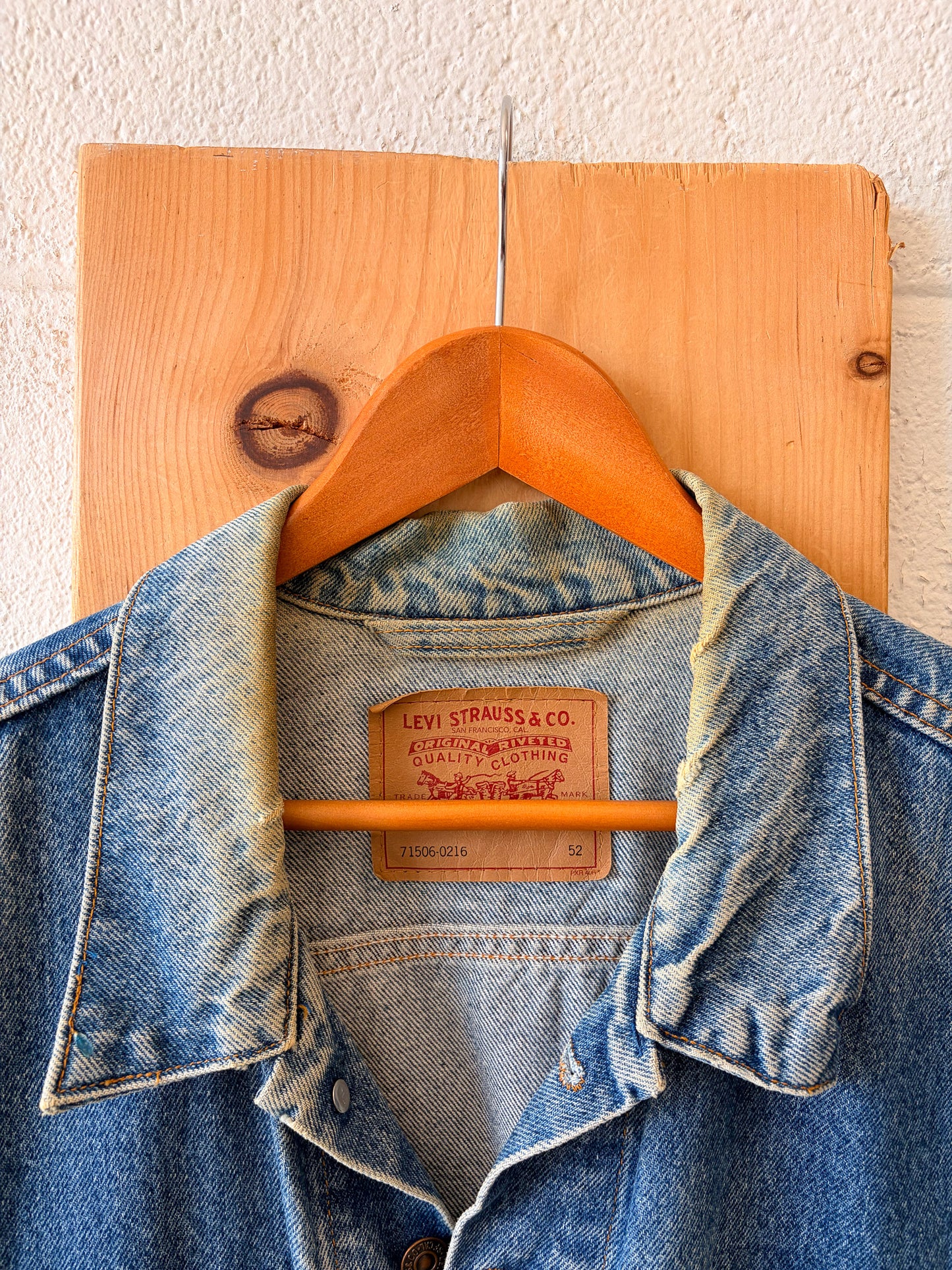 Distressed Levi's Denim Trucker Jacket : 52