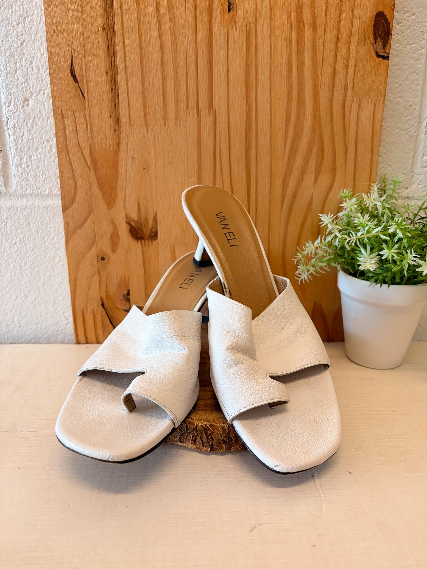 Vaneli Toe Loop Heels : Size 8