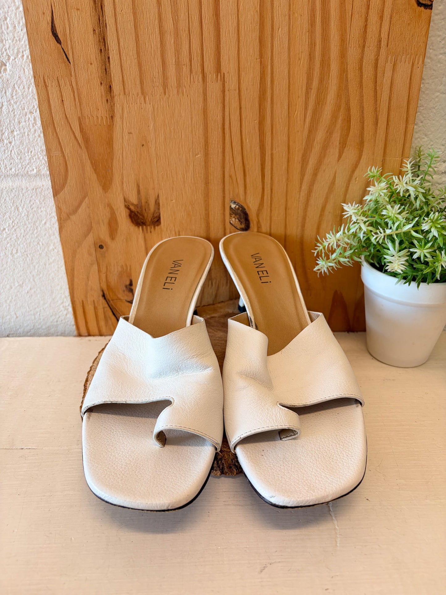 Vaneli Toe Loop Heels : Size 8
