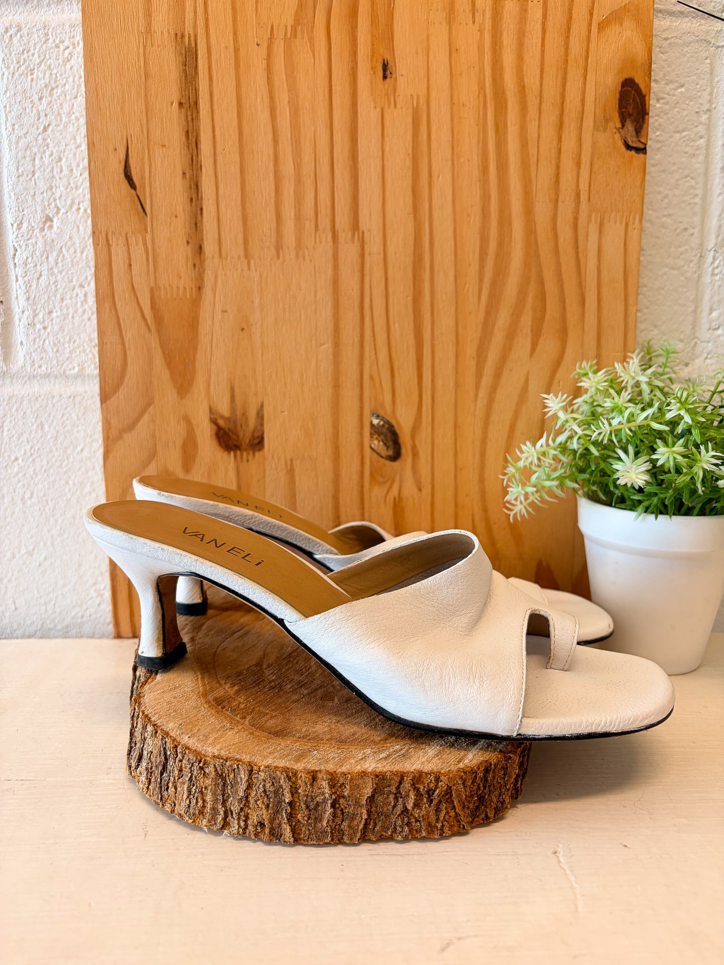 Vaneli Toe Loop Heels : Size 8